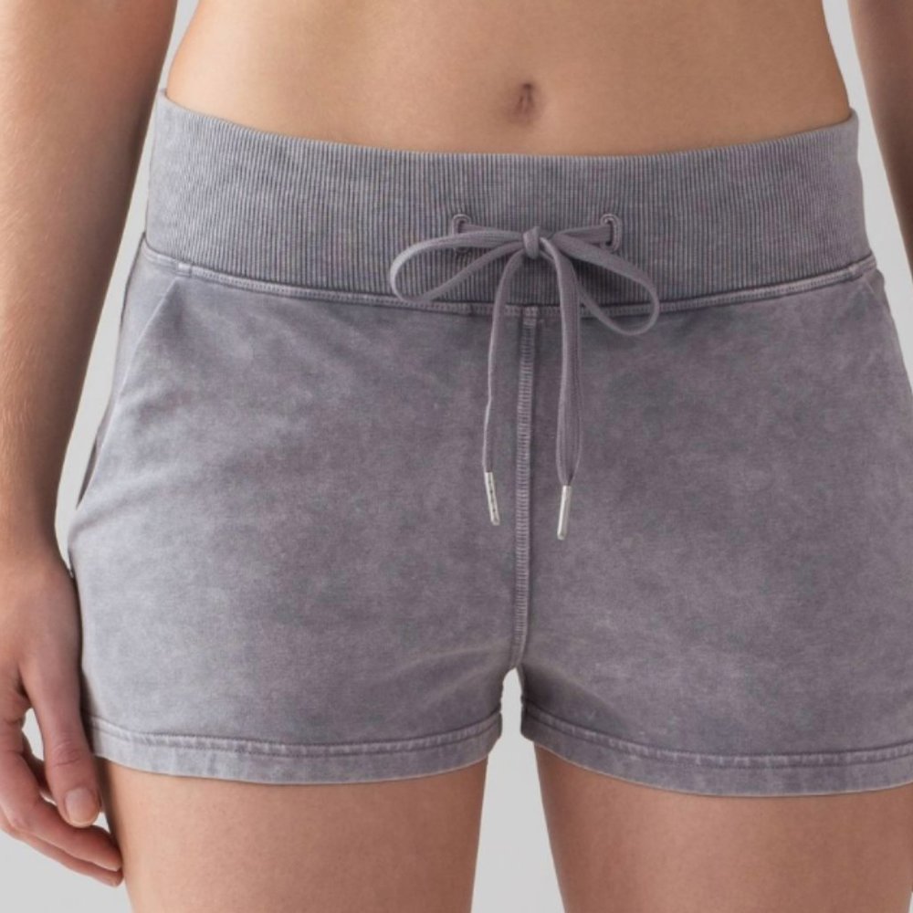 LIKE NEW Lululemon Loop Back Short  (2")
